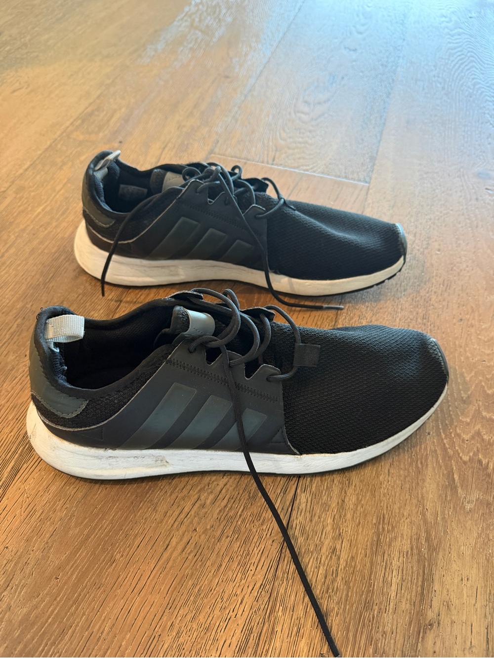 Black Men's Athletic Sneakers with Subtle Dark Green Stripes